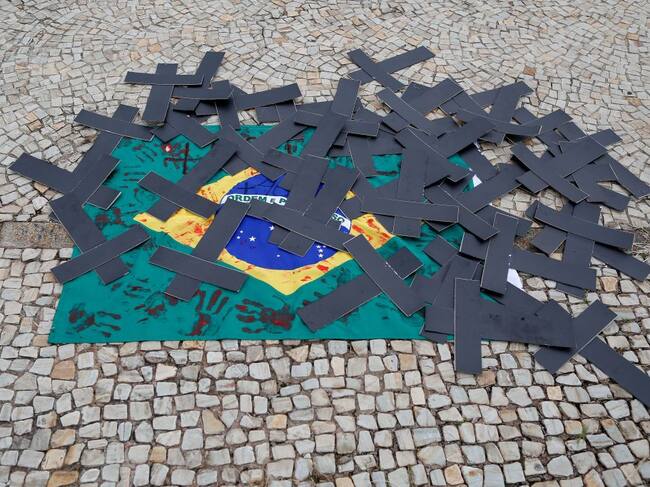 La bandera de Brasil cubierta por cruces negras en una protesta en Brasilia