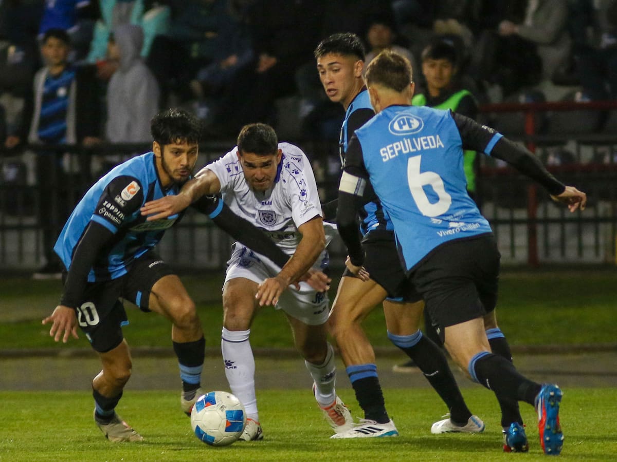El particular lienzo con que los hinchas de Huachipato recibieron a Deportes Concepción en Copa Chile