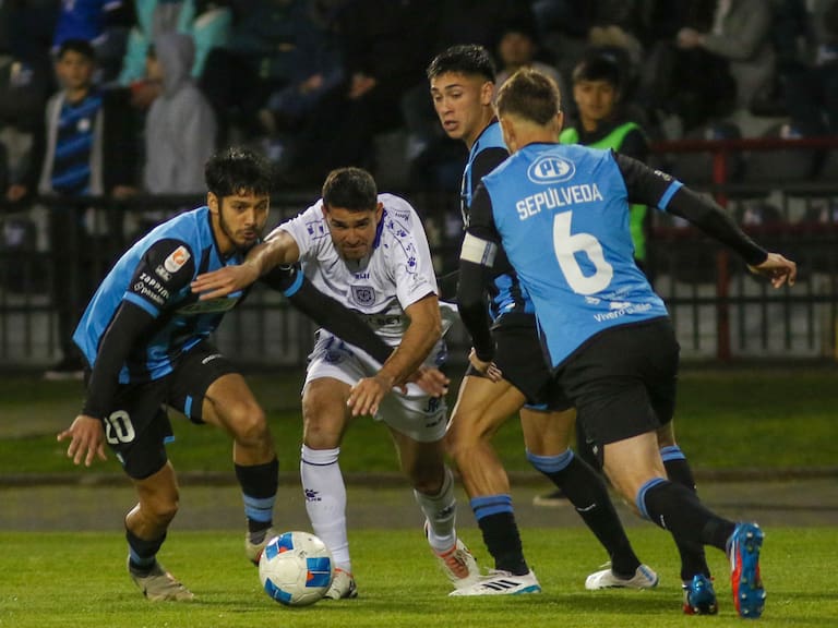 El particular lienzo con que los hinchas de Huachipato recibieron a Deportes Concepción en Copa Chile