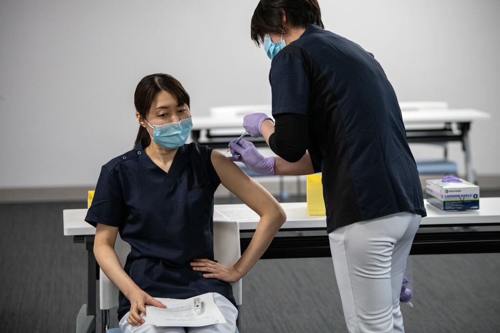 Una enfermera recibe una dosis contra el Covid-19 en Japón