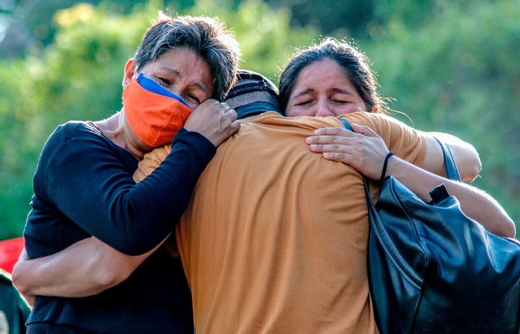 Familiares de los mineros se abrazan a la espera de los rescates en El Zulia