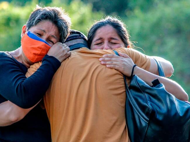 Familiares de los mineros se abrazan a la espera de los rescates en El Zulia
