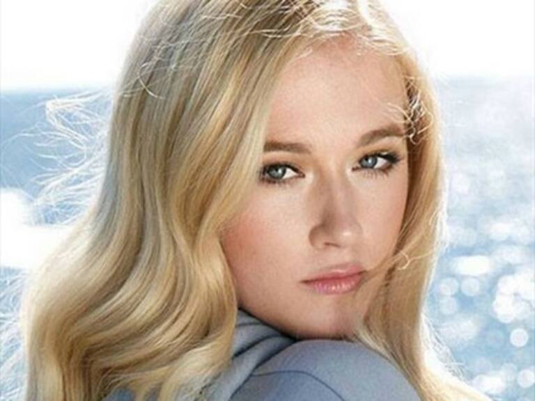 Vesta Lugg hizo arder la Web con sensual pose en traje de baño