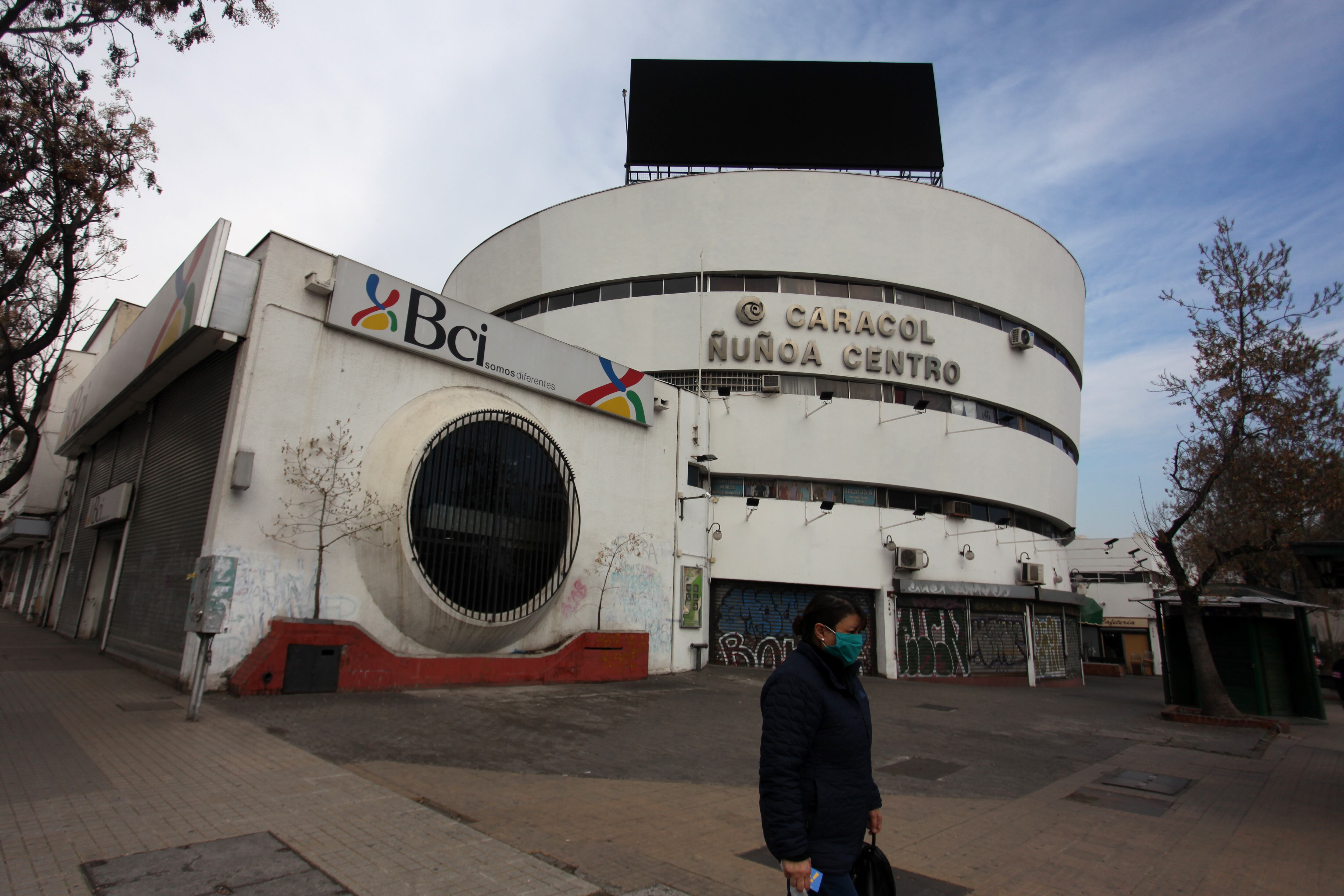 Fachada del Caracol Ñuñoa Centro cerrado, ubicado en avenida Irarrazabal con avenida Pedro de Valdivia.