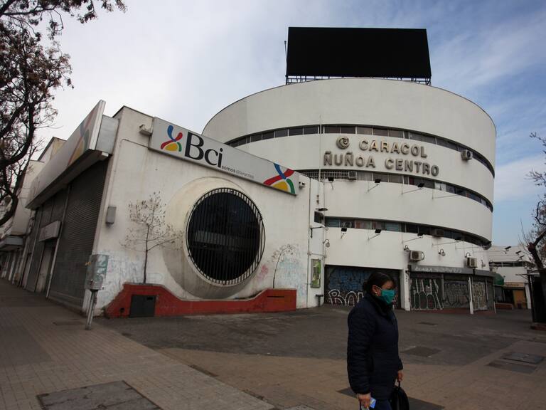 Fachada del Caracol Ñuñoa Centro cerrado, ubicado en avenida Irarrazabal con avenida Pedro de Valdivia.