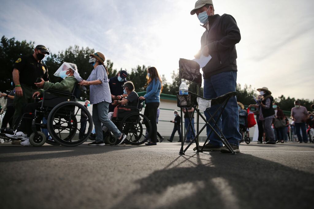 Filas en espera de recibir la vacuna contra el Covid-19 en Disneyland, California /Getty Images