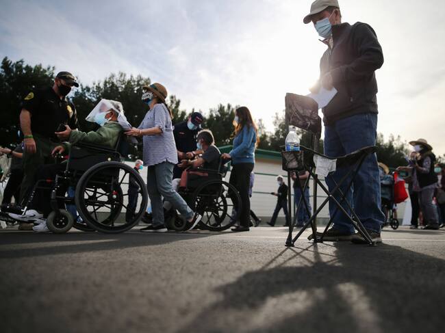 Filas en espera de recibir la vacuna contra el Covid-19 en Disneyland, California /Getty Images