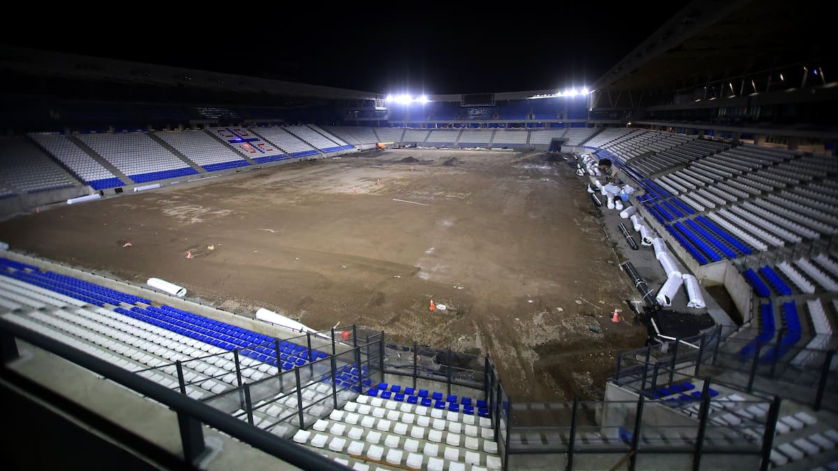 Otro avance en San Carlos de Apoquindo: la UC comienza la instalación del césped sintético