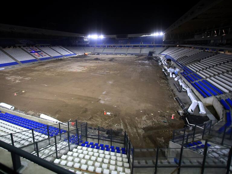 Otro avance en San Carlos de Apoquindo: la UC comienza la instalación del césped sintético