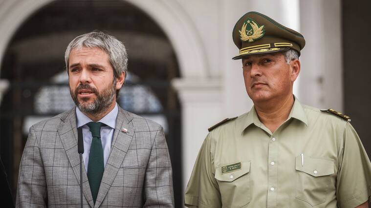 10 de enero del 2020/SANTIAGOEl ministro del Interior, Gonzalo Blumel, junto al General Director de Carabineros, Mario Rozas, hablan tras reunirse con el Presidente de la Republica.
FOTO: SEBASTIAN BELTRAN GAETE/AGENCIAUNO