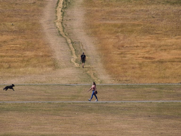 Personas caminan por un parque seco en la capital de Inglaterra