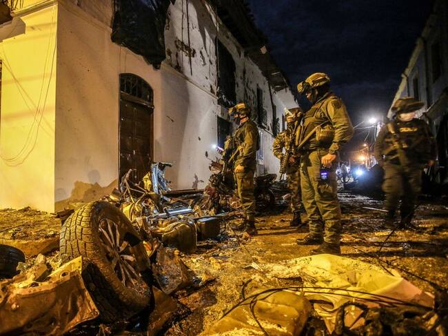Militares revisan los escombros tras la explosión de un coche bomba en Colombia