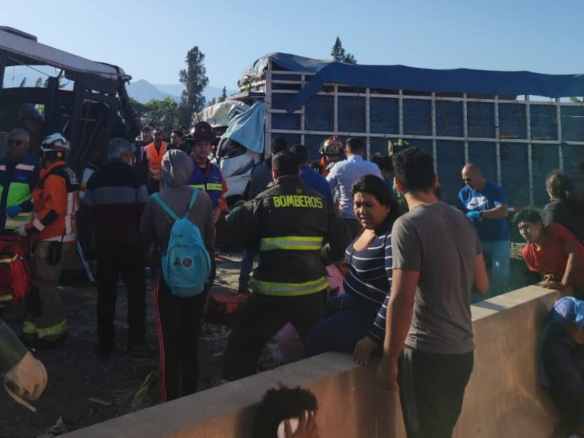 Accidente en Pudahuel: dos fallecidos y 10 heridos deja choque entre bus interurbano y camión