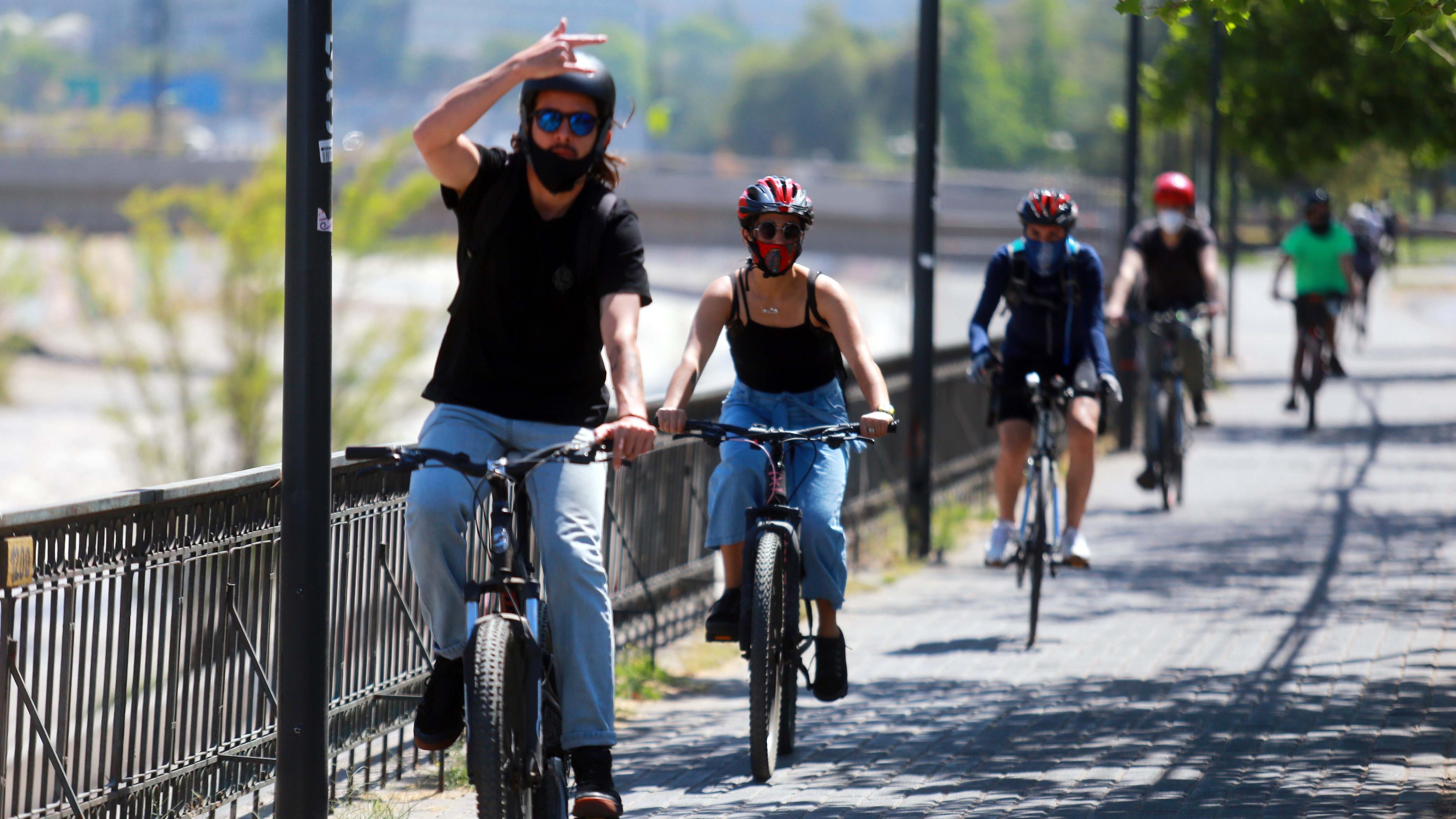 30 de Octubre del 2020/ SANTIAGO
Ciclistas por la costanera, durante anuncio de la habilitación de la segunda etapa de este trazado exclusivo para modos no motorizados y entregan recomendaciones sanitarias para su correcto uso, en medio de la pandemia de covid 19.

Fotos: JOSÉ FRANCISCO ZUÑIGA/ AGENCIAUNO