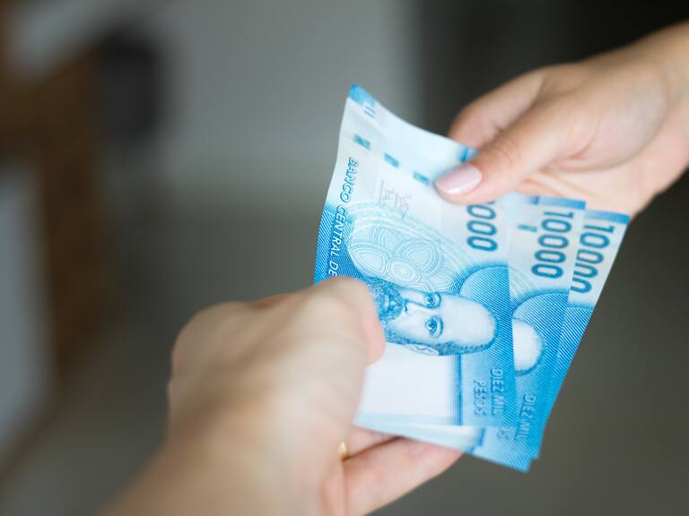 Si eres mujer en Chile, estás trabajando y cumples estos requisitos, así puedes postular y cobrar un bono de dinero