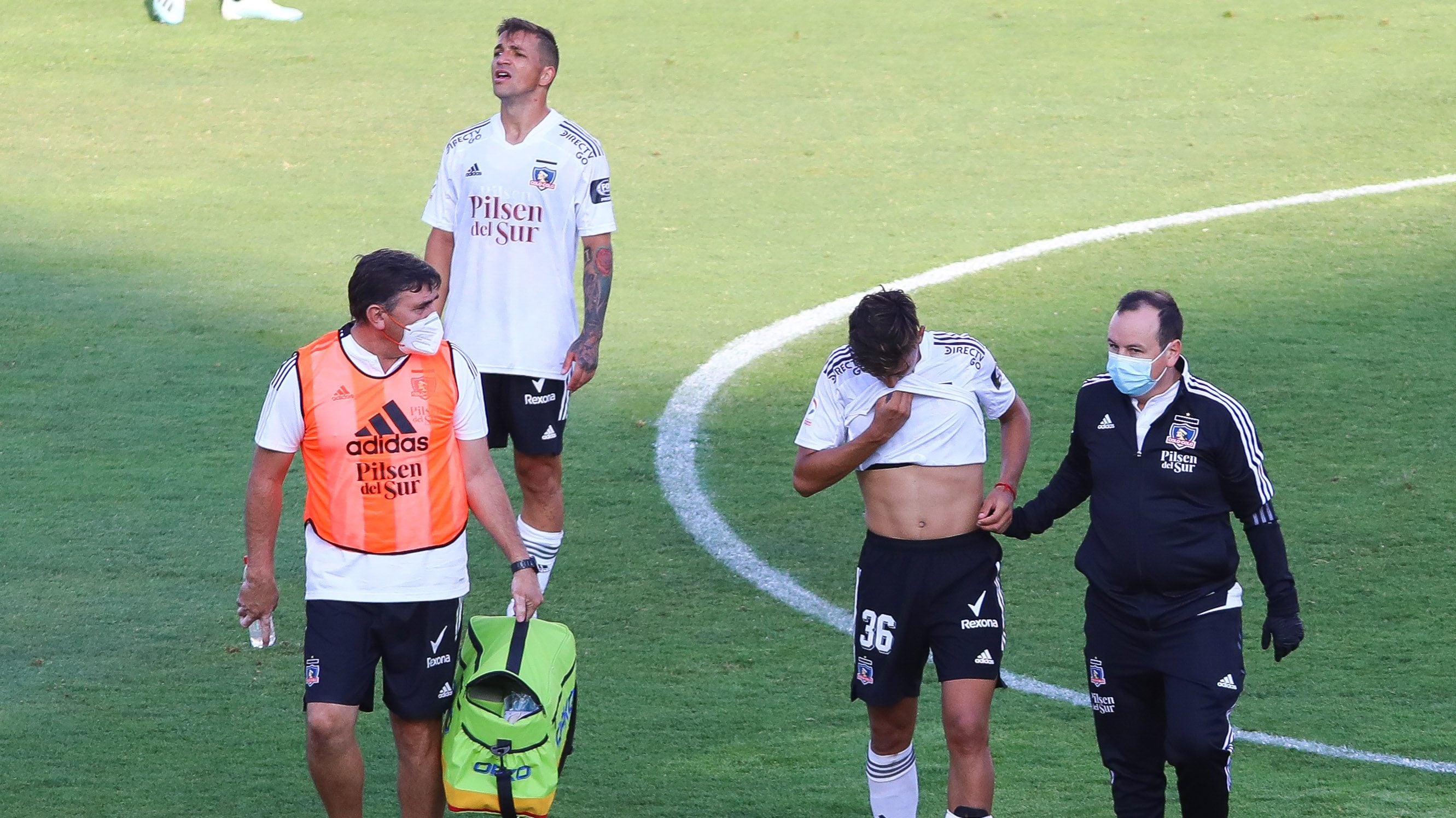 23 DE ENERO DE 2021/SANTIAGOEl jugador Pablo Solari (c) sale lesionado, durante el partido valido por vigsima cuarta fecha del Campeonato Nacional AFP PlanVital 2020, entre Colo Colo y Coquimbo Unido, disputado en el Estadio Monumental.
FOTO: SEBASTIçN ORIA/AGENCIAUNO