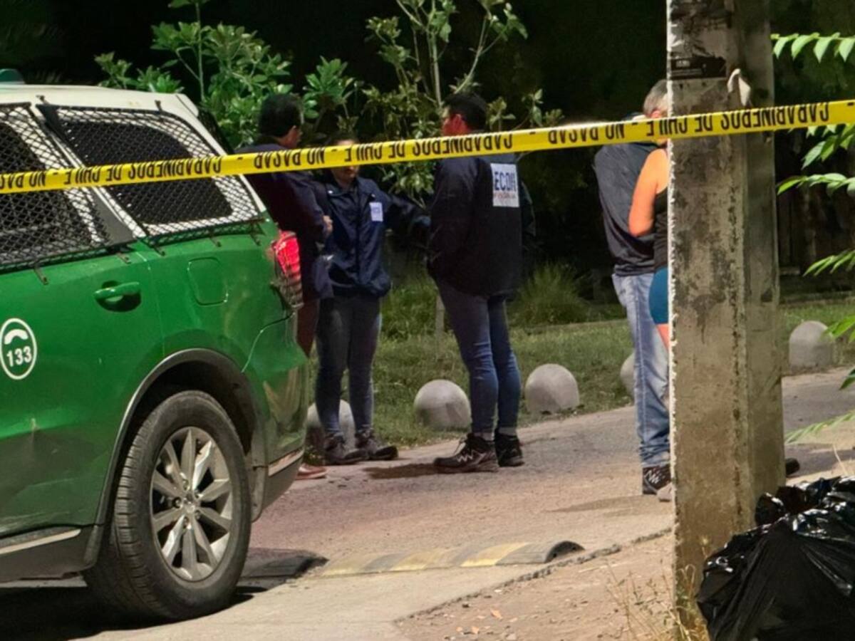 Intensa balacera deja un muerto en plena vía pública en Macul: se perpetraron cerca de 50 disparos
