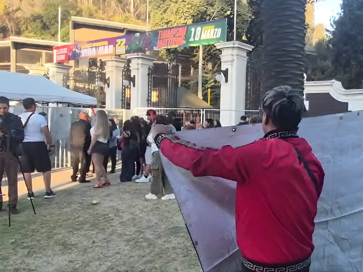Familiares y amigos de joven fallecido al interior del Valparaíso Sporting protestan previo a gala del Festival de Viña