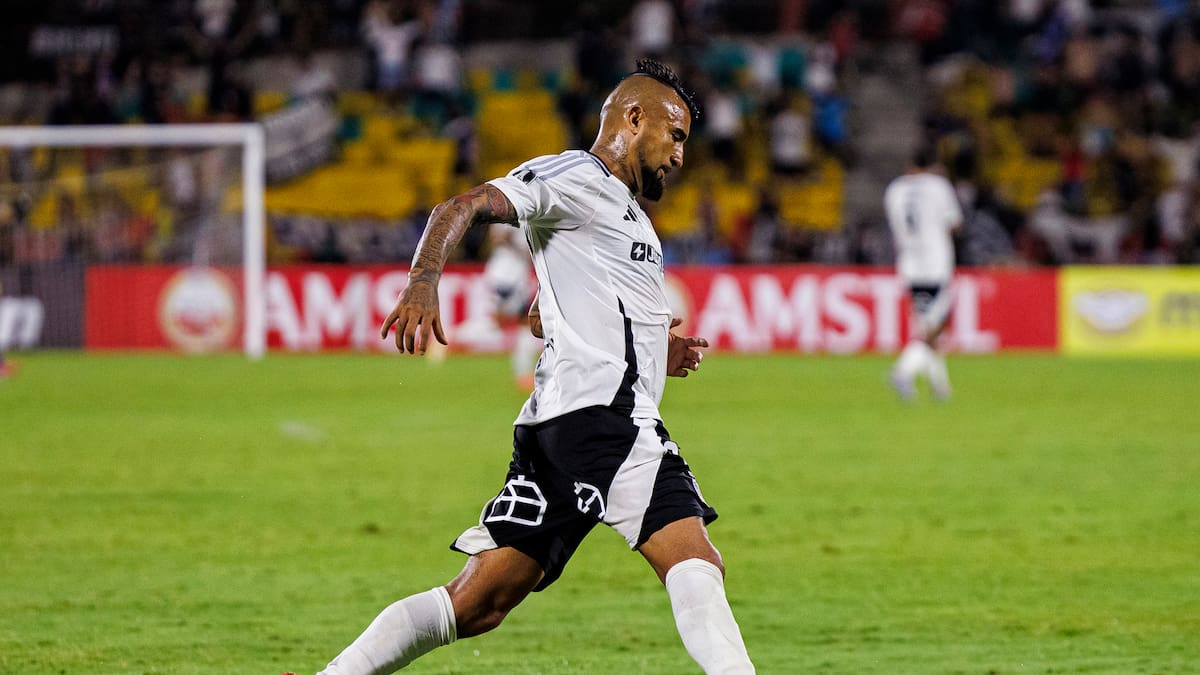 Fernando Ortiz sorprende: Arturo Vidal cambia de posición en la primera formación de Colo Colo en 2026