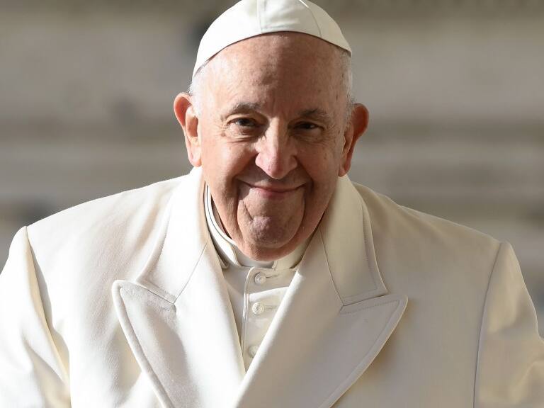 Papa Francisco es internado por problemas respiratorios