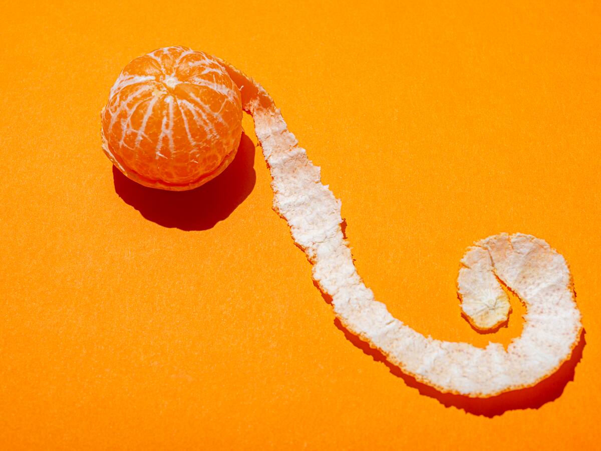 Ya no las botes: el sorprendente beneficio que podrían tener las cáscaras de naranja en la salud