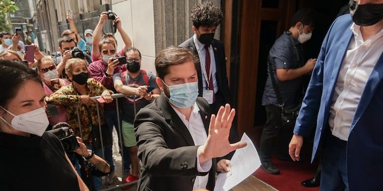 10 de enero de 2022/SANTIAGOGabriel Boric llega hasta el Tribunal Calificador de Elecciones donde es proclamado oficialmente Presidente de la República
FOTO: FRANCISCO CASTILLO/AGENCIAUNO