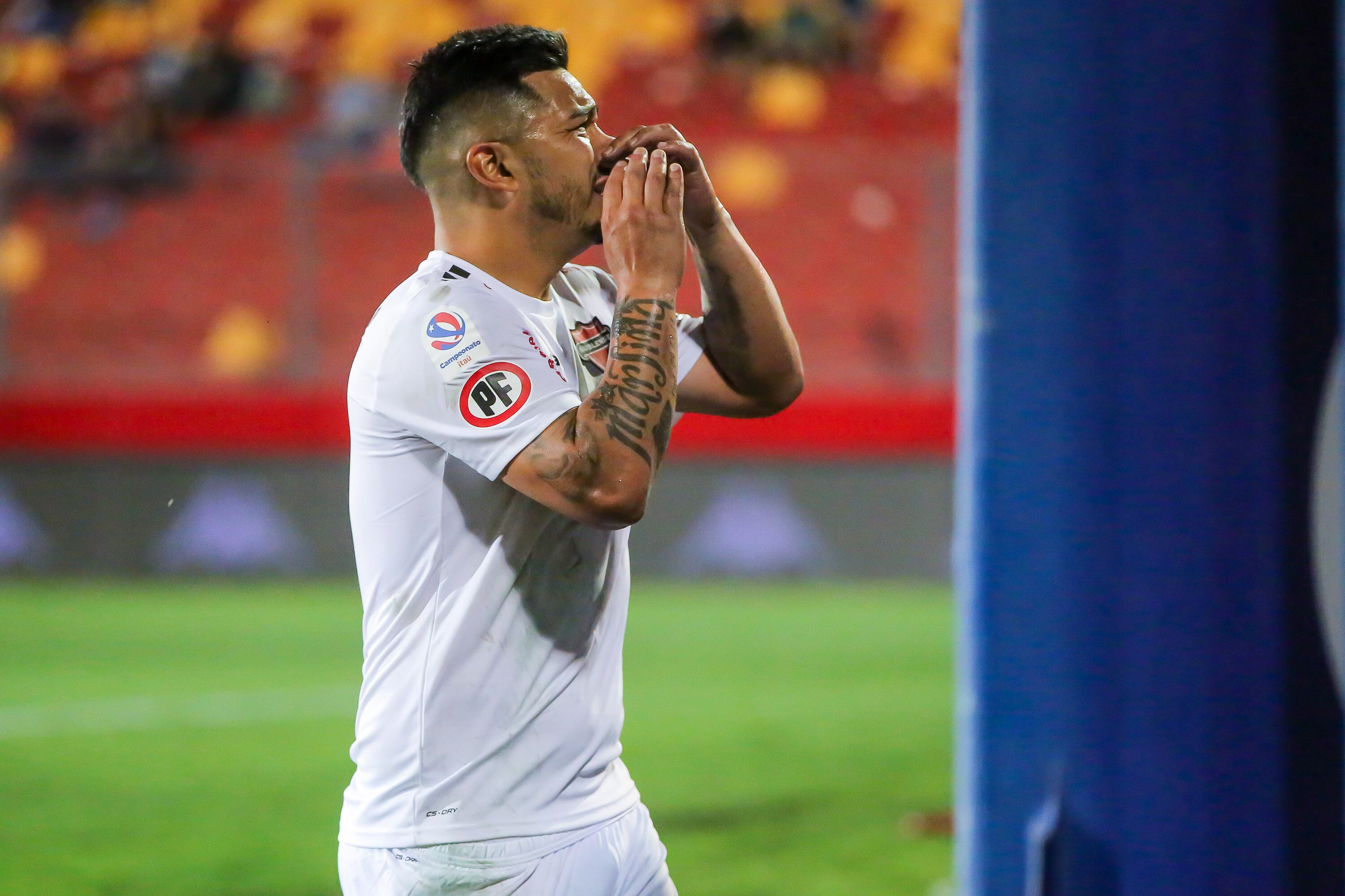 El gesto de Lorenzo Reyes a los hinchas de Unión Española | Agencia Uno