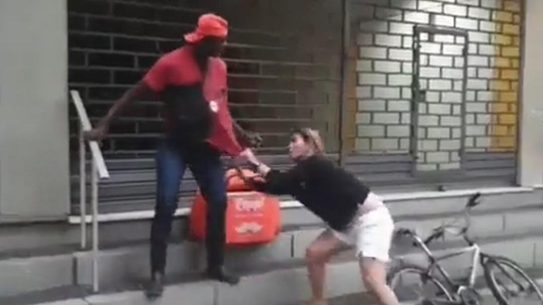 "Me trató como esclavo": Exjugadora de voleibol agrede con puñetazos y una correa a repartidor de comida en Brasil
