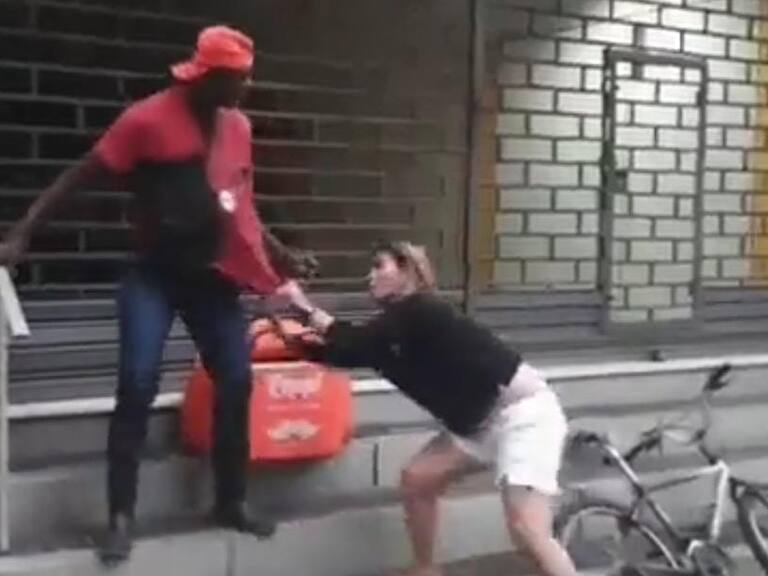 "Me trató como esclavo": Exjugadora de voleibol agrede con puñetazos y una correa a repartidor de comida en Brasil