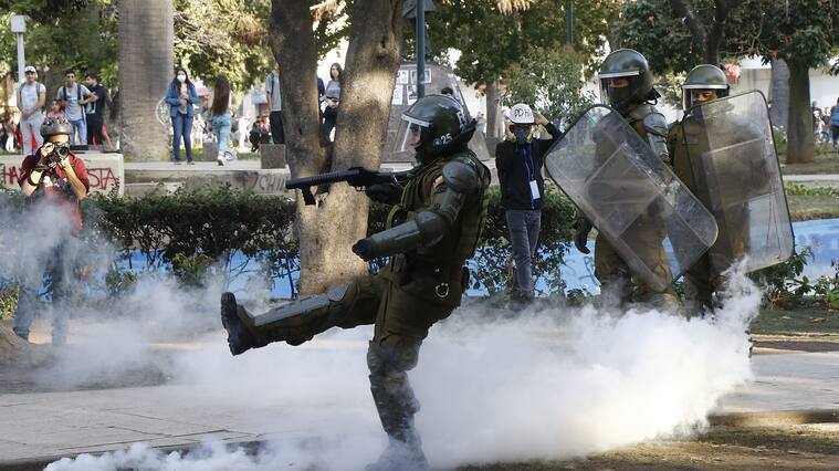 24 de Febrero de 2020/VIA DEL MARUn carabinero lanza una bomba lacrimgena durante las protestas de esta tarde en Plaza Vergara de Via del Mar, donde un fuerte contingente policial resguarda la seguridad del lugar
FOTO:MARIO DAVILA/AGENCIAUNO