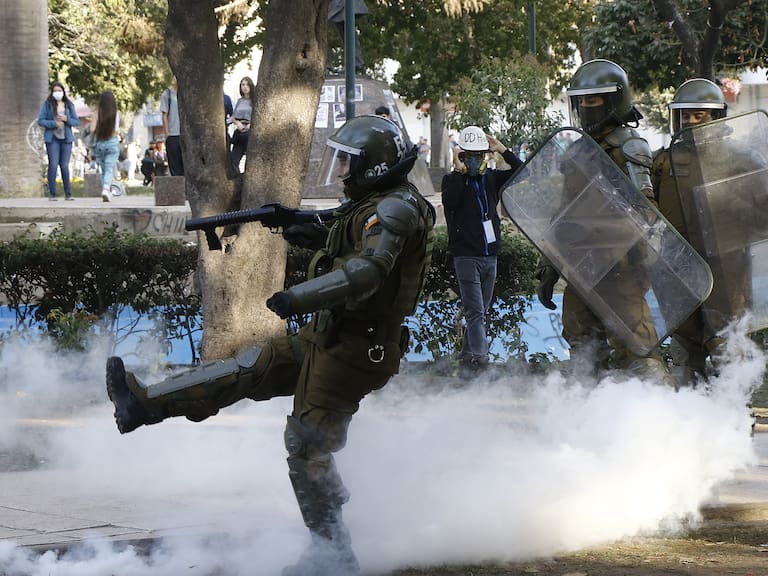 24 de Febrero de 2020/VIA DEL MARUn carabinero lanza una bomba lacrimgena durante las protestas de esta tarde en Plaza Vergara de Via del Mar, donde un fuerte contingente policial resguarda la seguridad del lugar
FOTO:MARIO DAVILA/AGENCIAUNO