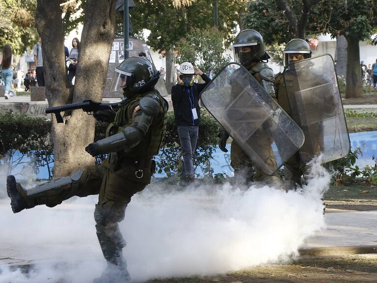 24  de Febrero de 2020/VIA DEL MARUn carabinero lanza una bomba lacrimgena durante las protestas de esta tarde en Plaza Vergara de Via del Mar, donde un fuerte contingente policial resguarda la seguridad del lugar 
FOTO:MARIO DAVILA/AGENCIAUNO