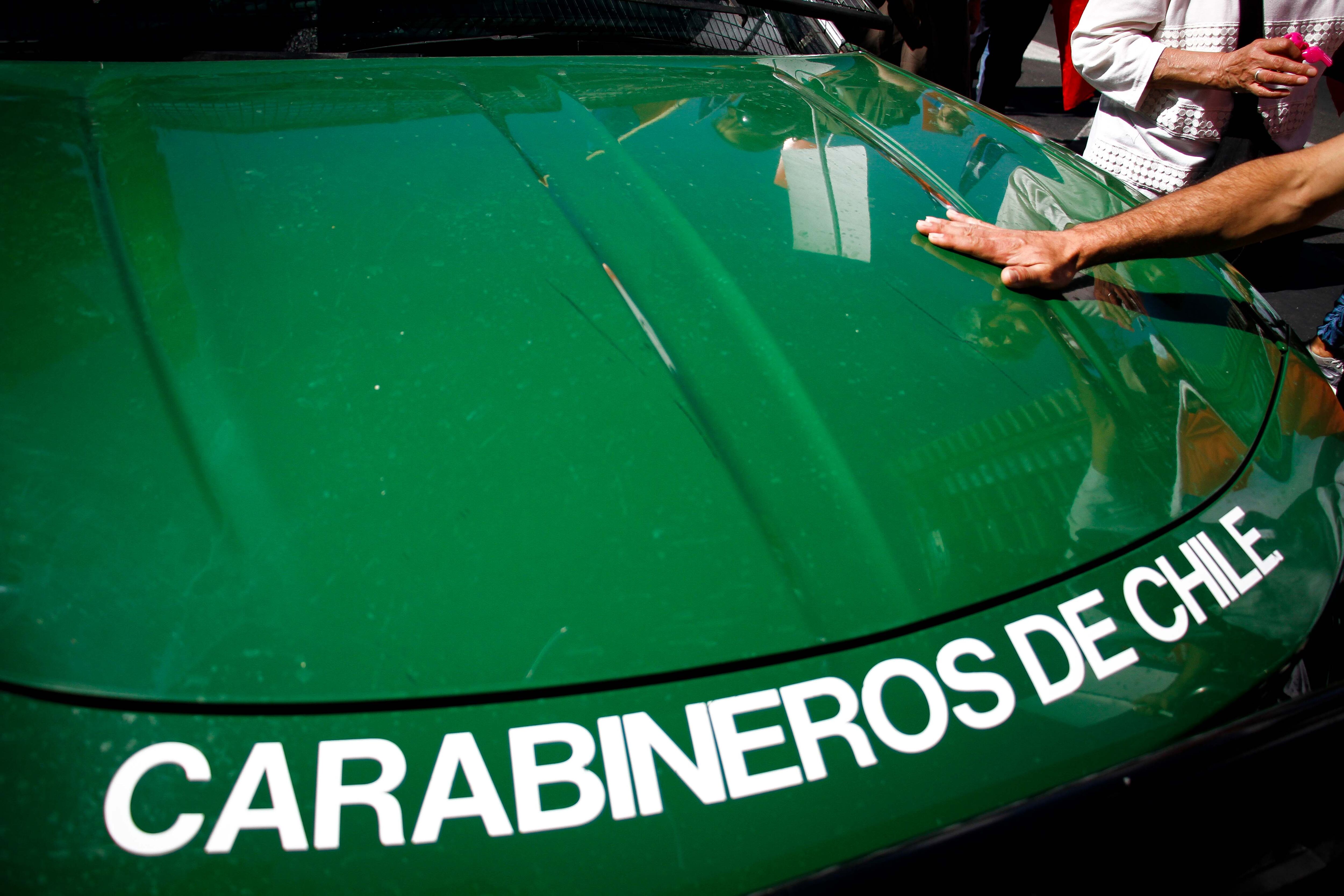08 de Febrero de 2020/SANTIAGOUna mano de una señora acaricia el auto de Carabineros de Chile, en la marcha llamada “Caminata por el Rechazo, la Paz y la Libertad”, en las afueras de la Escuela Militar que tiene como finalidad ahondar voluntades en relación a la opción del NO en el plebiscito de abril próximo.
FOTO: ADRIAN MANZOL/AGENCIAUNO
