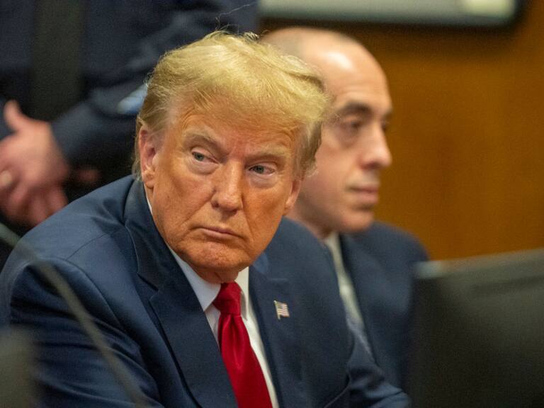 El candidato presidencial republicano Donald Trump asiste a la audiencia preparatoria del juicio penal que enfrentará en Nueva York.