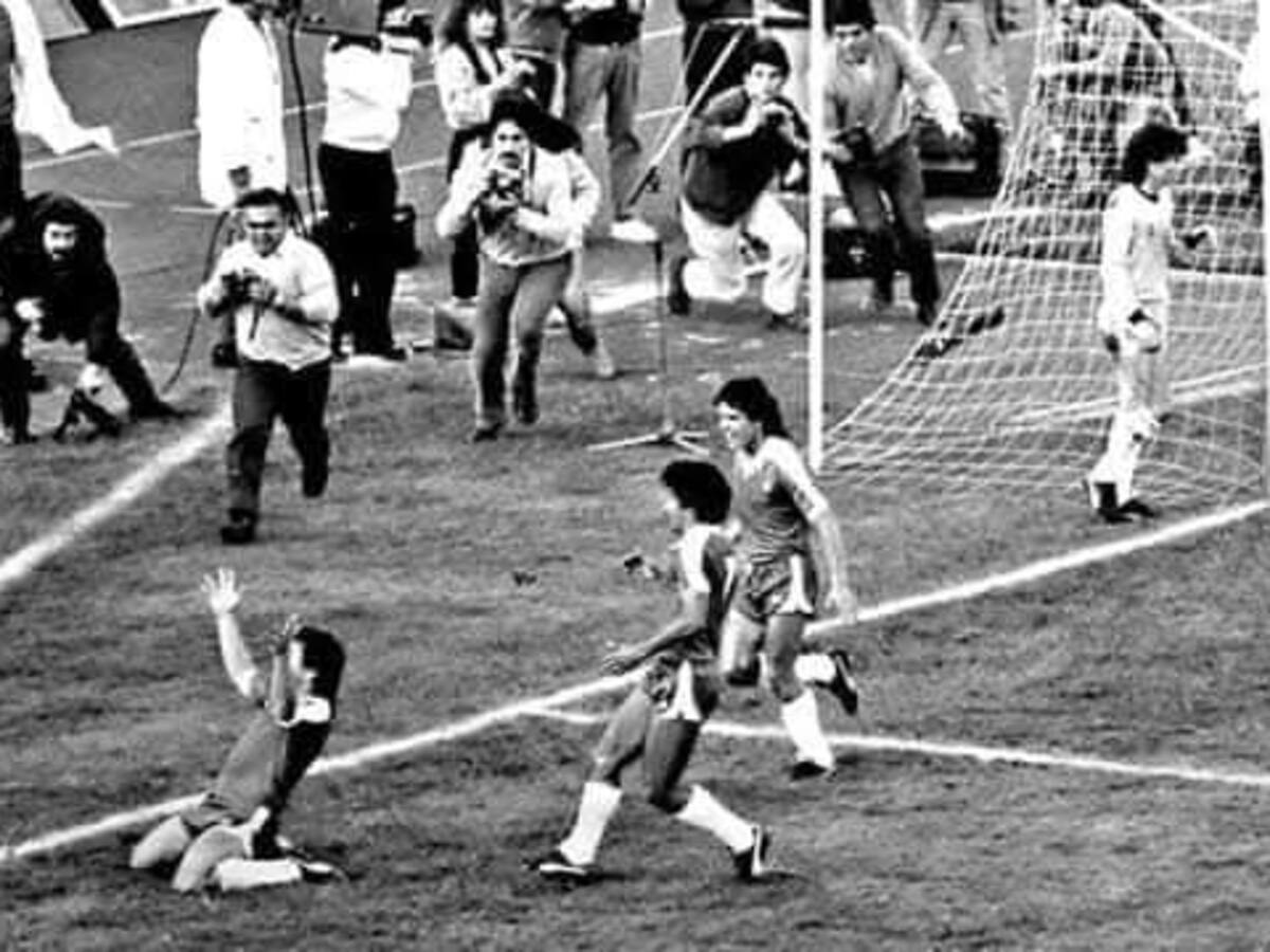 Se cumplen 40 años del último partido de Carlos Caszely por La Roja con gol ante Brasil: “Nadie sabía que me iba a retirar”
