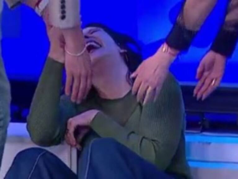 ¡Calculó pésimo! María José Quintanilla sufrió vergonzoso accidente en vivo