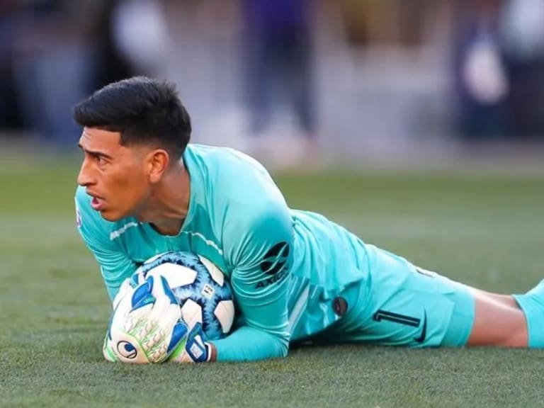 Sonó para llegar a Colo Colo y ahora protagoniza un escándalo en España: puñetazo directo a un rival