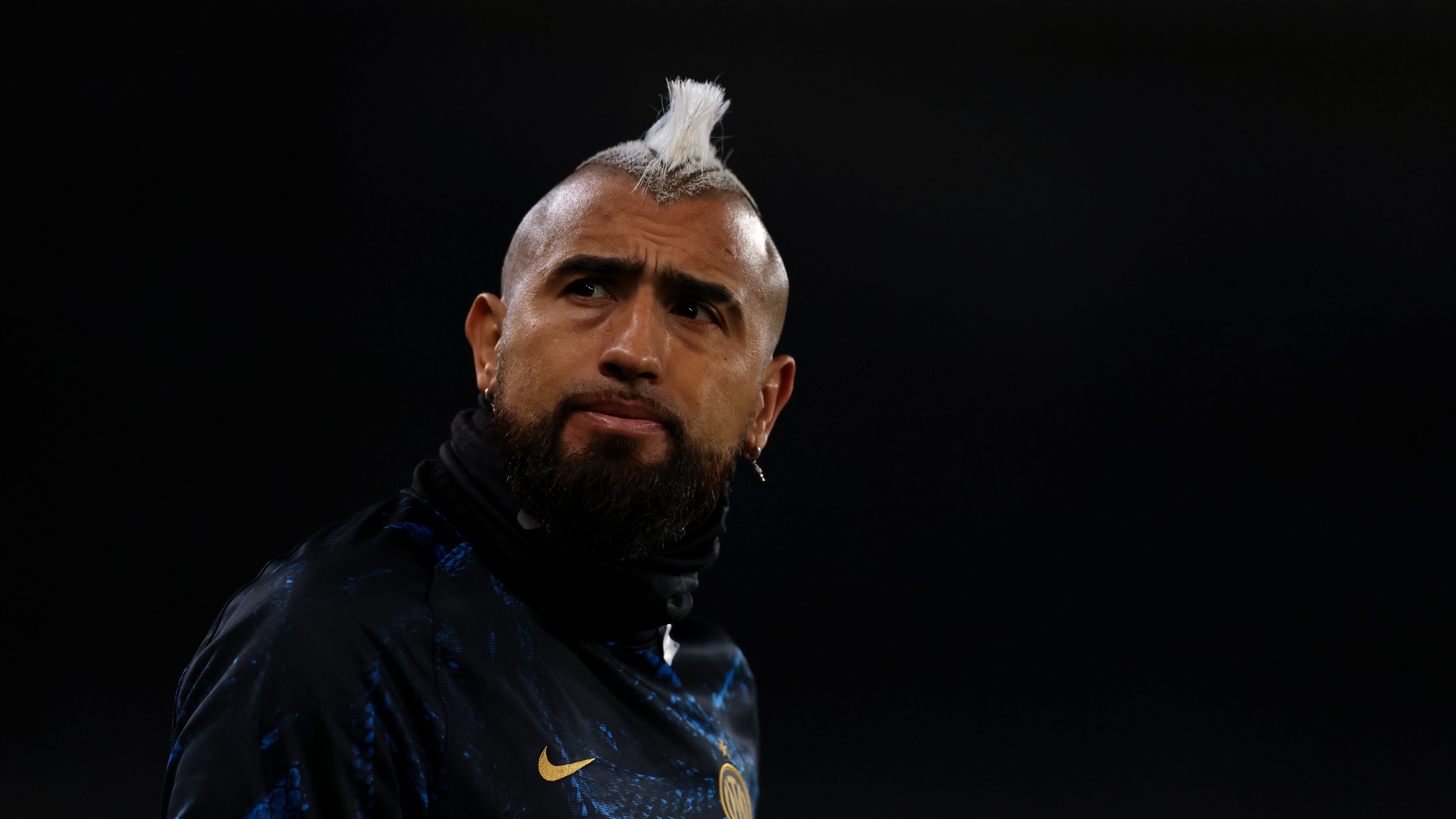 Arturo Vidal intensifica querella contra su primo Carlos Albornoz