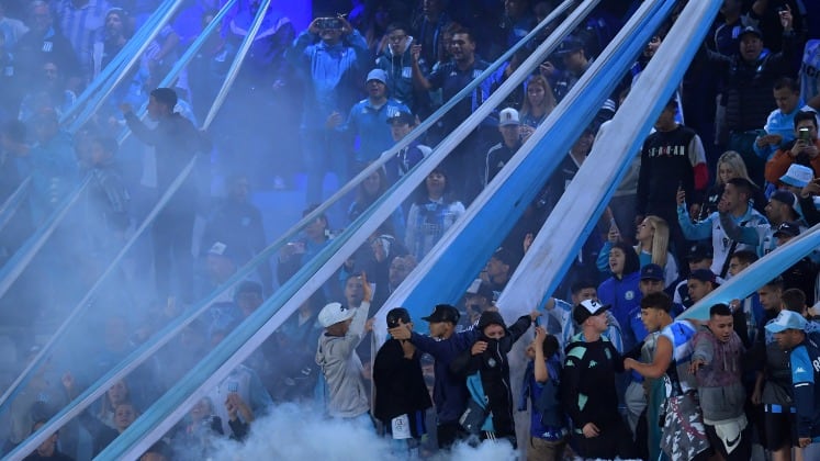 Hinchas de Racing realizan gestos racistas contra fanáticos de Flamengo: club argentino abrirá expediente