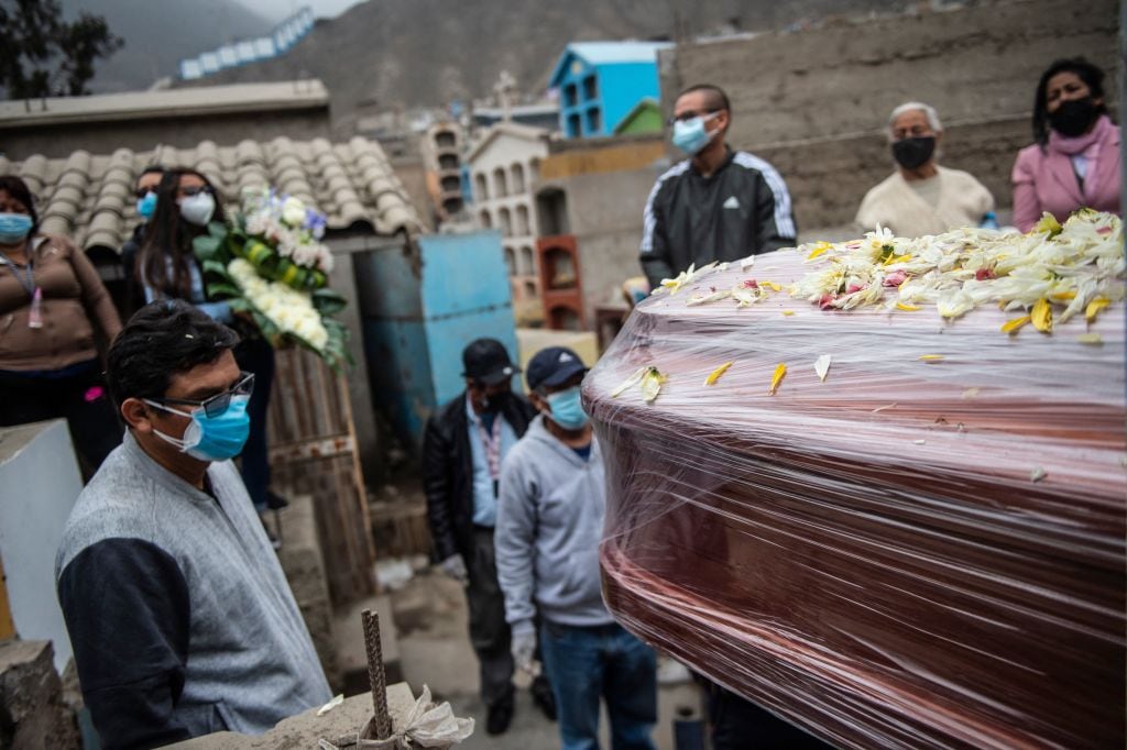 Funeral de una víctima del coronavirus Covid-19 en la capital de Perú