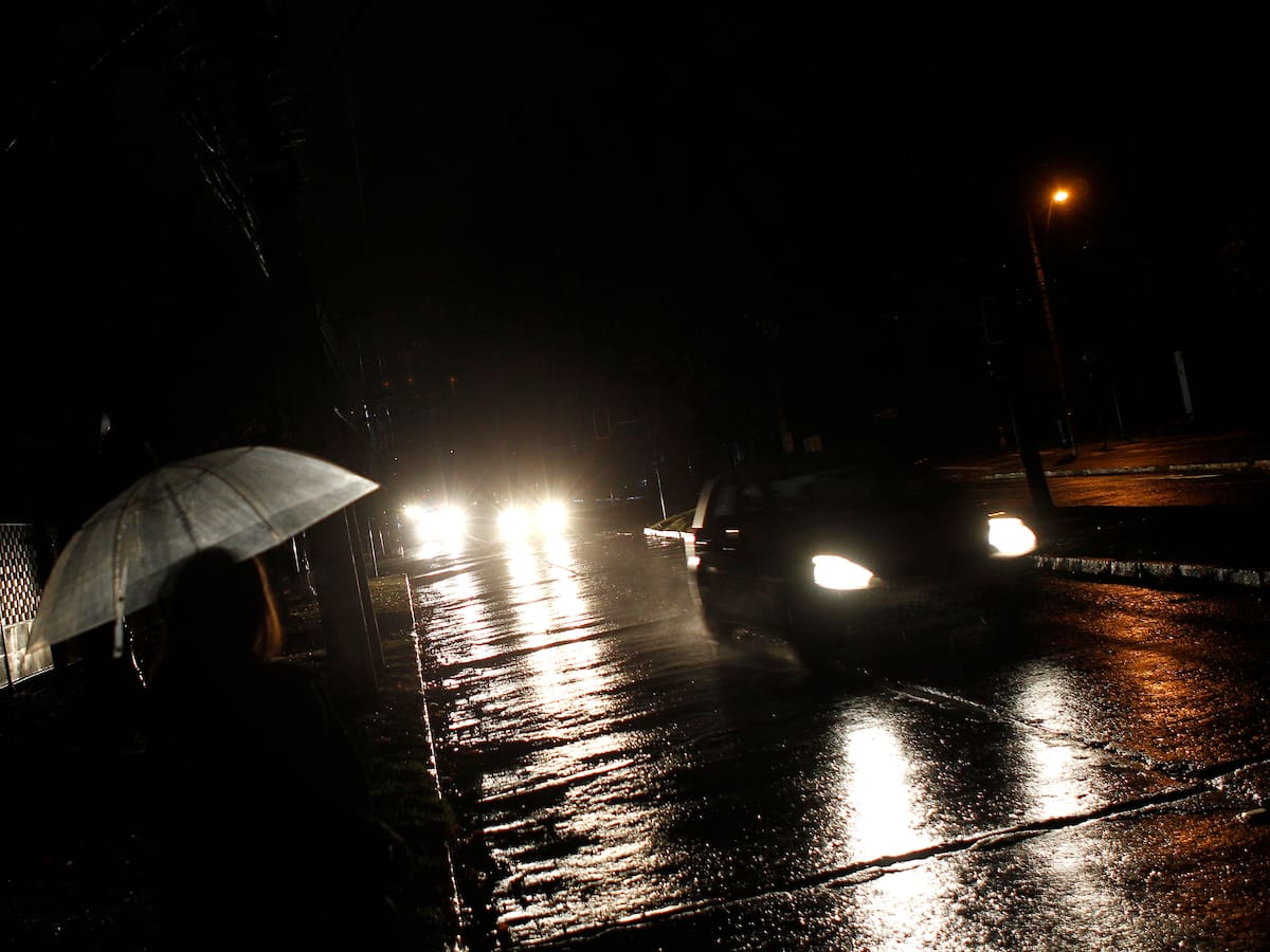 Sistema frontal en el sur de Chile deja a más de 30 mil viviendas sin suministro eléctrico