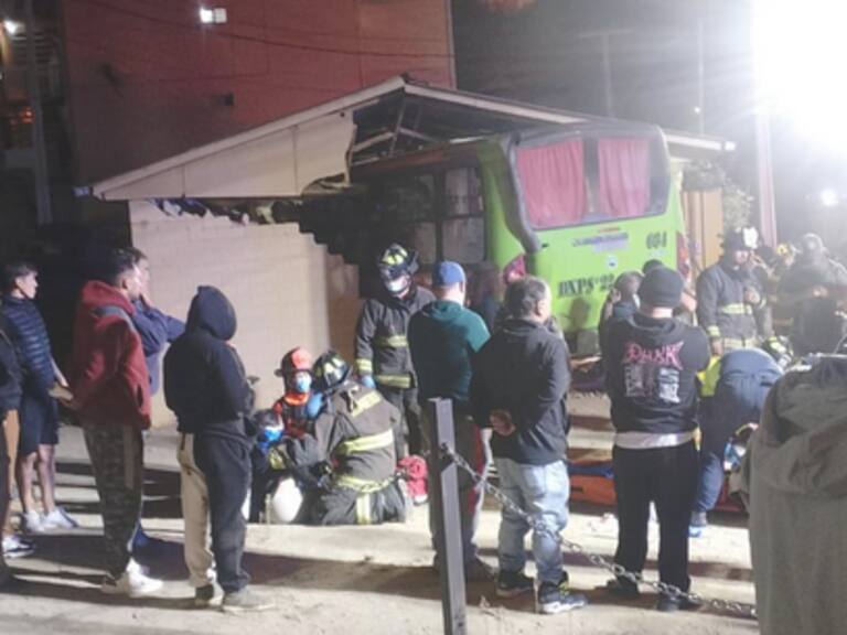 Micro quedó incrustada en sede vecinal tras accidente en Valparaíso