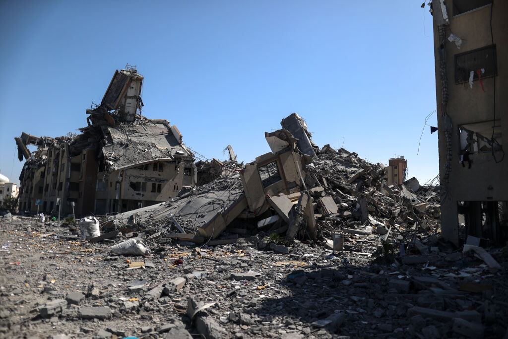 Los edificios destruidos y los escombros en las calles por los bombardeos de Israel contra las estructuras de la Franja de Gaza en Palestina.