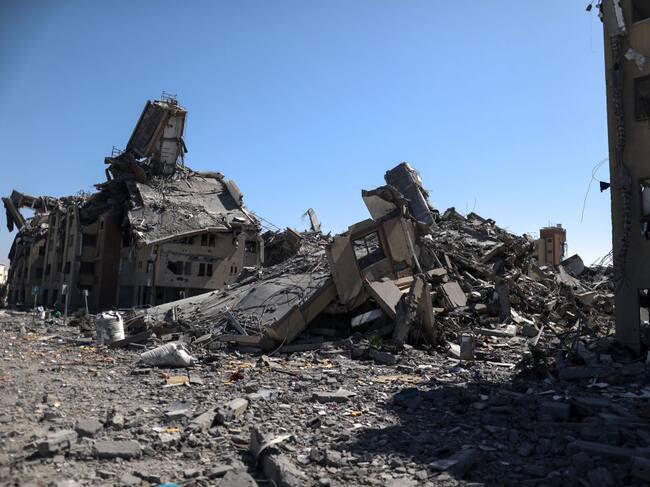 Los edificios destruidos y los escombros en las calles por los bombardeos de Israel contra las estructuras de la Franja de Gaza en Palestina.
