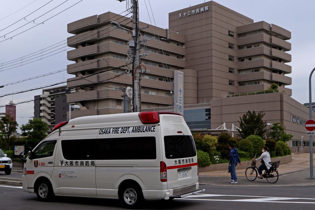 Ambulancia traslada a un paciente al hospital de Osaka en Japón