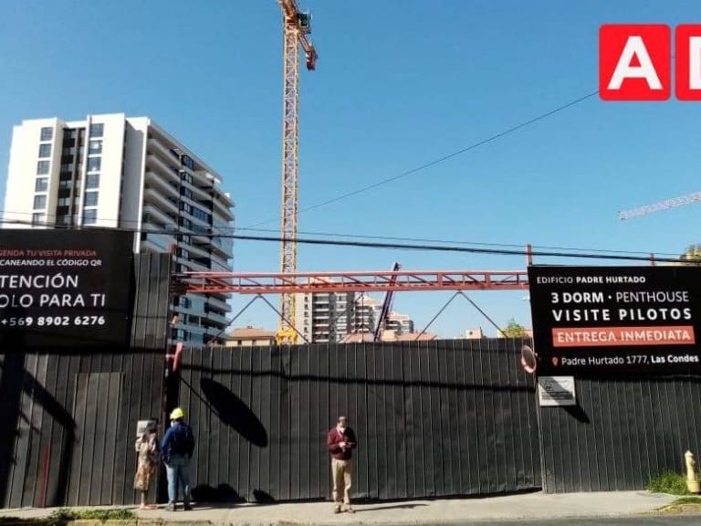 Una persona en riesgo vital dejó derrumbamiento en una obra en construcción en Las Condes