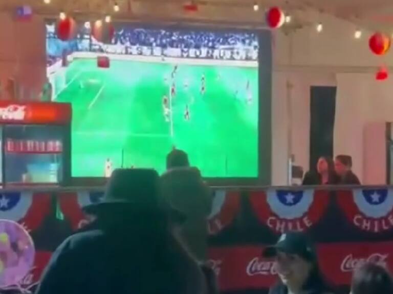 Con la garganta apretada esperando el VAR: hinchas colocolinos se desatan en las fondas tras lograr la igualdad ante River