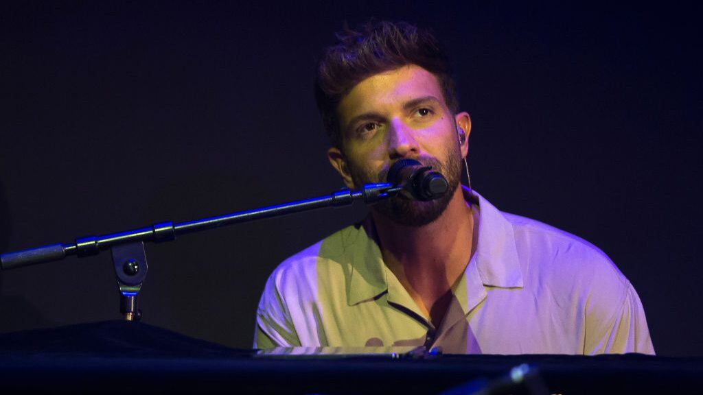 MALAGA, SPAIN - 2022/06/20: Spanish songwriter and musician Pablo Alboran is seen performing on stage at Cervantes Theatre. As part of 'Theatres tour 2022', Pablo Alboran arrives at Cervantes Theatre where he will perform in three concerts on 20, 21 and 22 days. (Photo by Jesus Merida/SOPA Images/LightRocket via Getty Images)