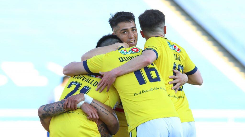 10 de Octubre del 2020/SANTIAGOEl jugador Bryan Carvallo(i) marca el uno a cero frente a Universidad Catlica, durante el partido valido por la decimocuarta fecha del Campeonato Nacional AFP PlanVital 2020, entre Universidad Catlica vs Universidad de Concepcin, disputado en el Estadio San Carlos de Apoquindo.
FOTO:SEBASTIAN ORIA/AGENCIA UNO