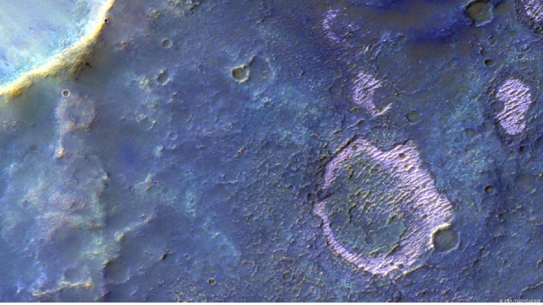 La imagen muestra rastros de depósitos de sales de cloruro en la superficie de Marte, captada por el Orbitador de Gases Traza ExoMars de la Agencia Espacial Europea (ESA).